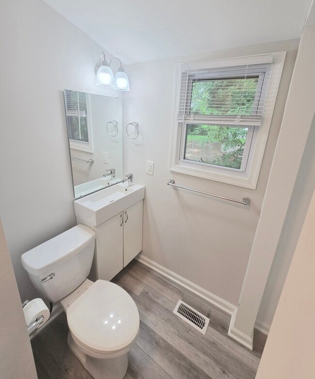 Building Photo - RENOVATED 3 BEDROOM HOME FOR RENT IN OAKWO...