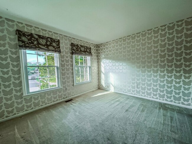 Building Photo - Magnificent 5 Bed 3 Bath Colonial Home Sit...