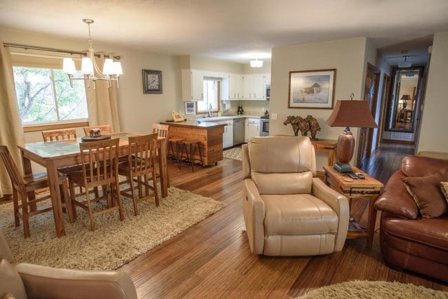 Building Photo - 1821 Raven Ave