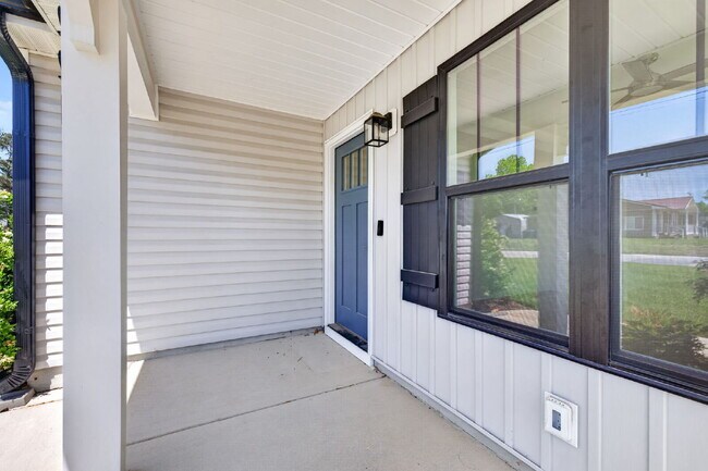Building Photo - 221 E Moon Cir