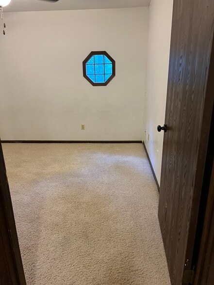 Small bedroom - 808 6th Ave