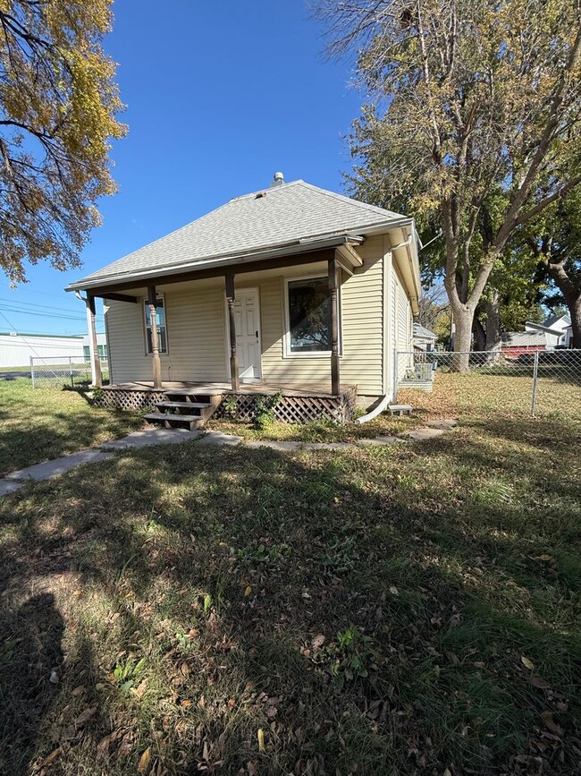 Building Photo - 3 Bedroom 1 Bathroom house