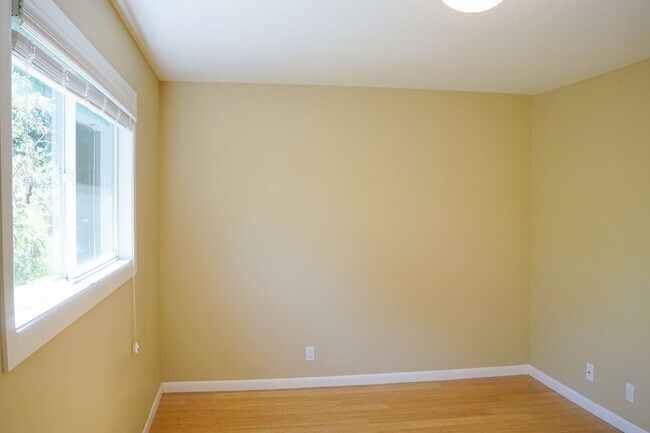 Building Photo - 1-Bed w/Beautiful Kitchen & Off-Street Par...