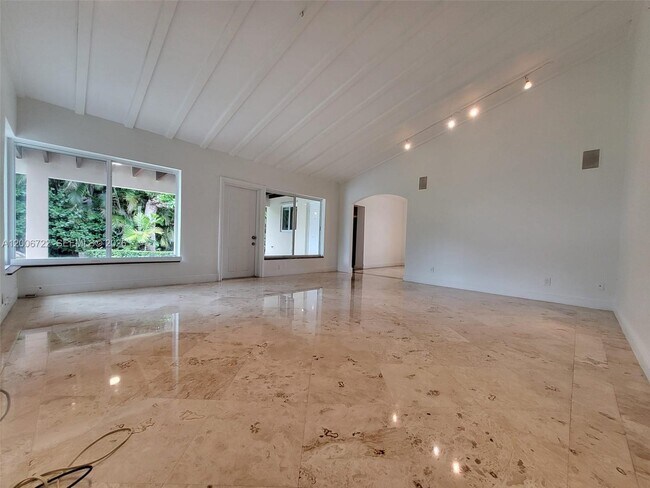 Building Photo - 825 Cremona Ave