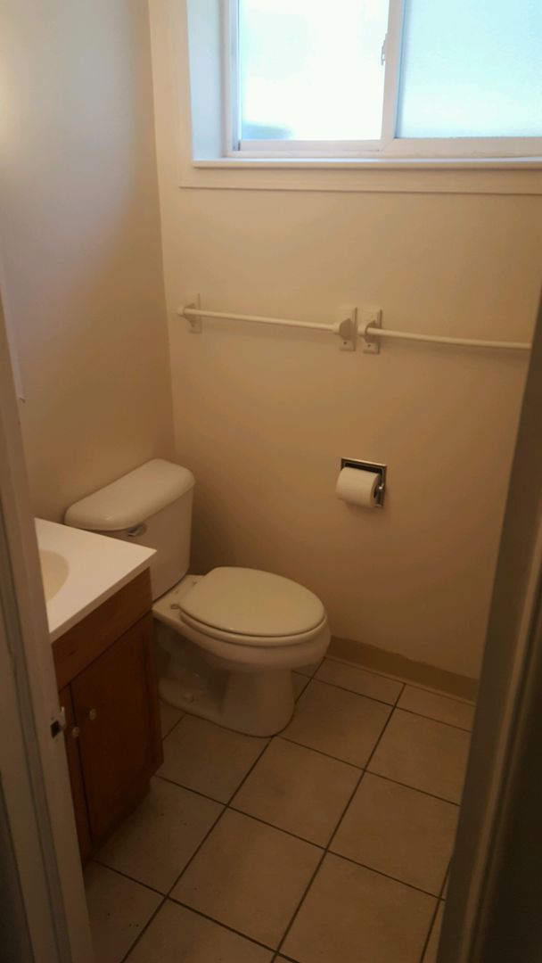 Building Photo - Hey Students.  3 bedroom Mid town off Stephens