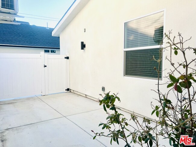 Building Photo - 247 S Catalina Ave