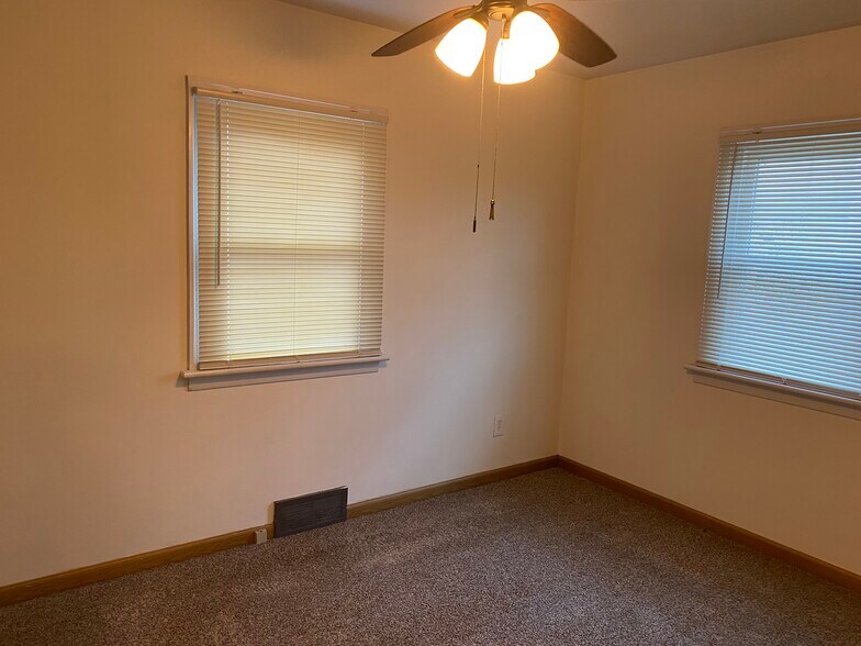 Building Photo - 41 E 2nd St