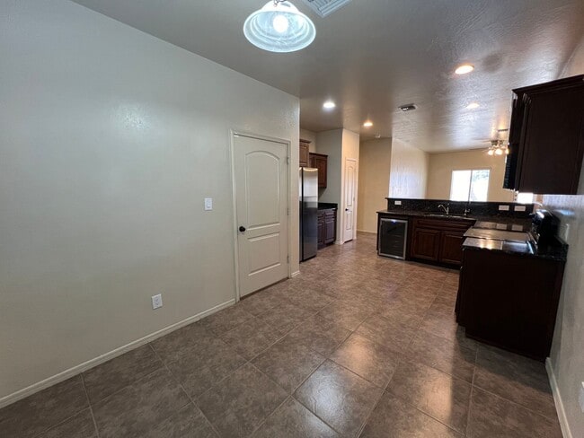 Building Photo - NICE 3 BEDROOM HOME!