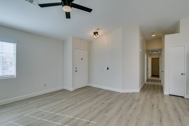 Building Photo - Single Story 3 bedroom in Gated Community,...