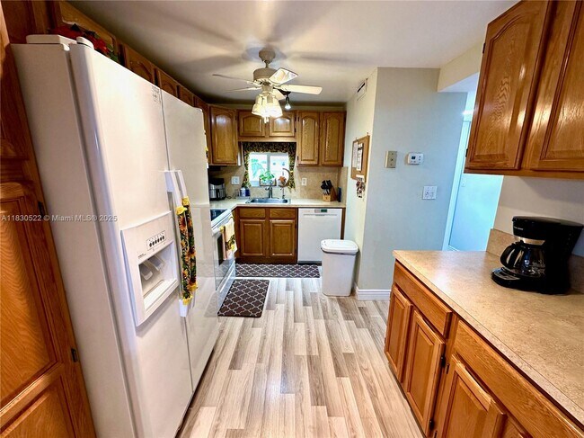 Building Photo - 9420 S Hollybrook Lake Dr