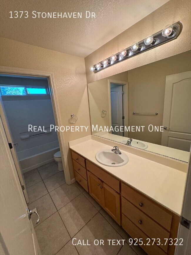Building Photo - 1373 Stonehaven Dr