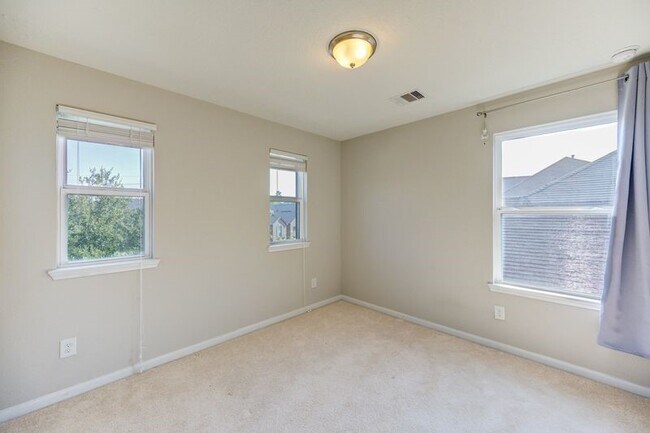 Building Photo - 5918 Rivergrove Bend Dr