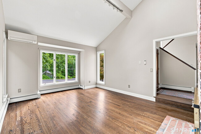 Building Photo - 40 Rockledge Dr
