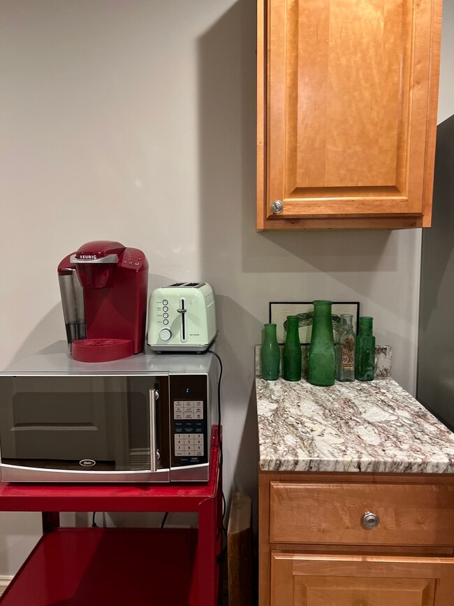 Building Photo - 1525 N Maplewood Ave