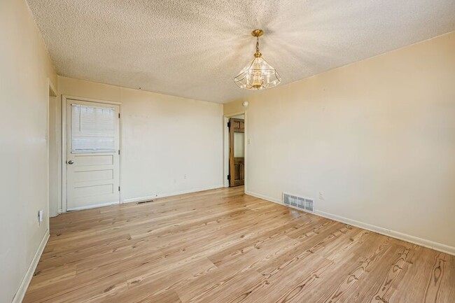 Building Photo - 515 W San Miguel St