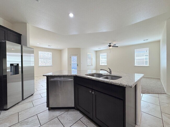Building Photo - East El Paso 3 bed Refrig A/C