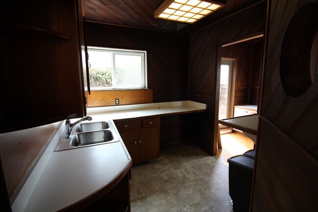 Building Photo - 1010 Tourmaline St