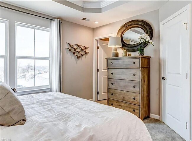 Building Photo - Lovely Townhouse in Benns Grant!