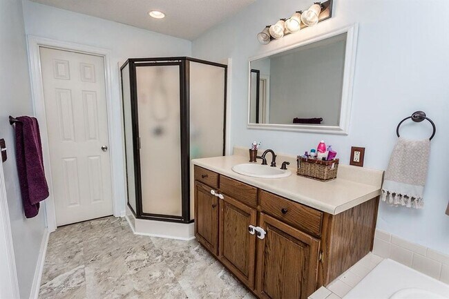 Building Photo - BEAUTIFUL SINGLE FAMILY HOME