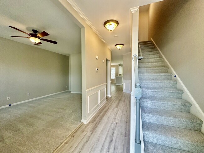 Building Photo - Spacious Townhome with a Private Courtyard in Westbury Park!