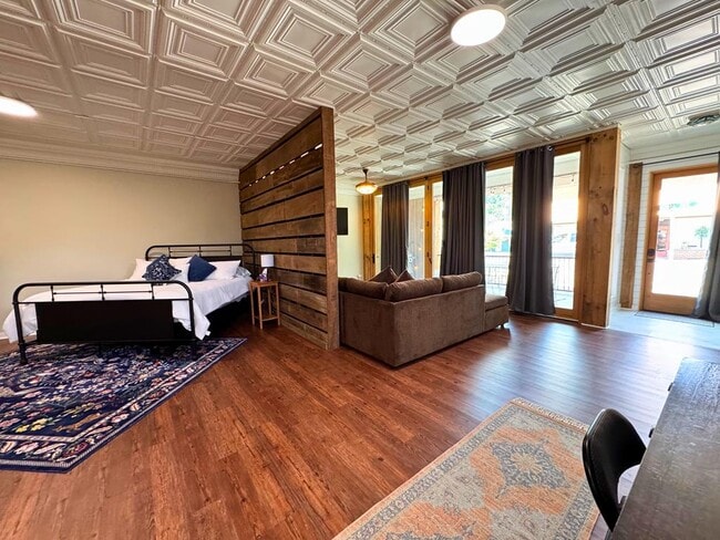 Building Photo - 109 W Laurel Ave