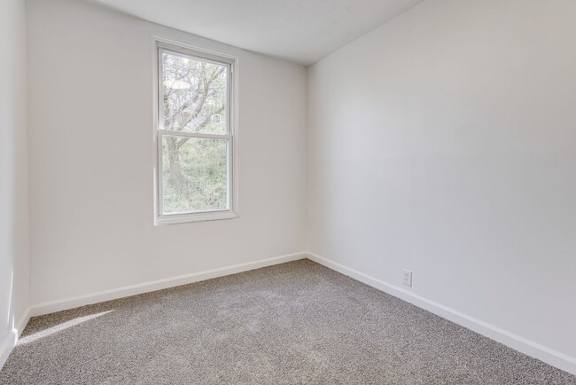 Building Photo - 1002 E Warrington Ave