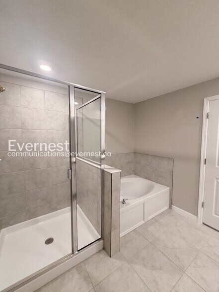Building Photo - 946 Royal Empress Dr