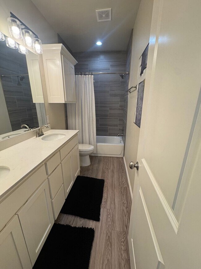 Building Photo - Stunning fully furnished 3 Bed 2.5 bath homes in The Enclave!