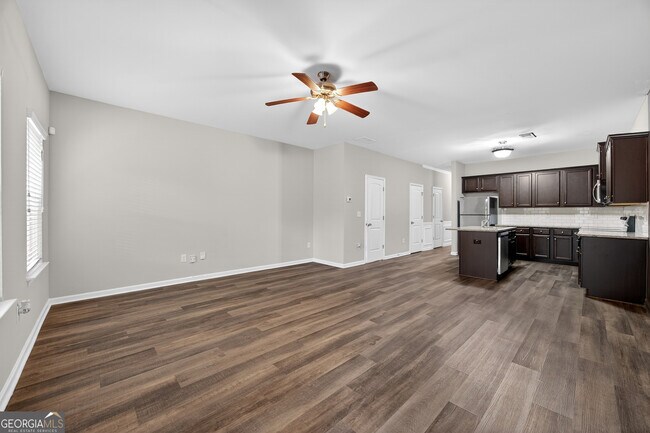 Building Photo - 4497 Ravenwood Dr