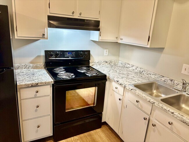Building Photo - Move in now and pay NO RENT for the rest o...
