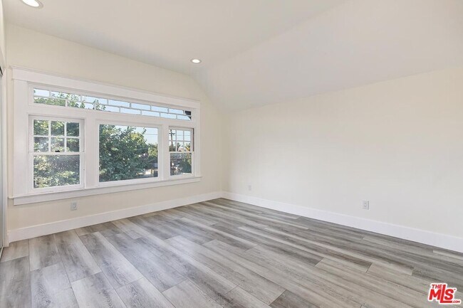 Building Photo - 1054 Maine Ave