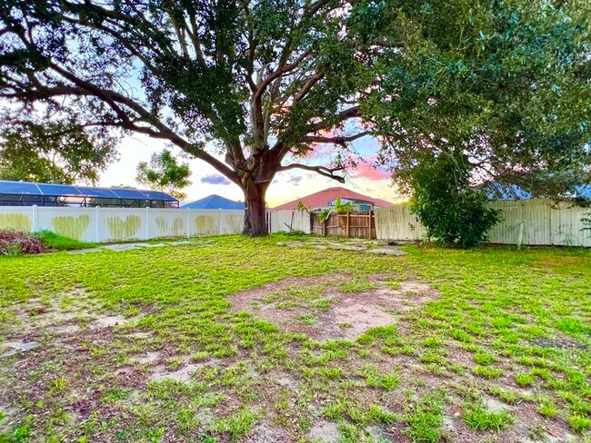 Building Photo - Spacious 3 bedroom 2 bath 2 car garage hom...