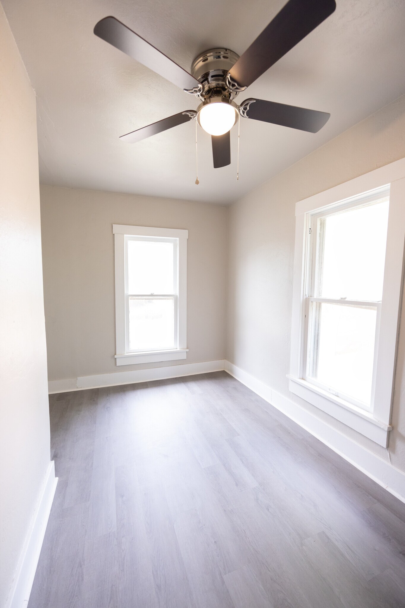 Building Photo - 413 E Hazel Ave