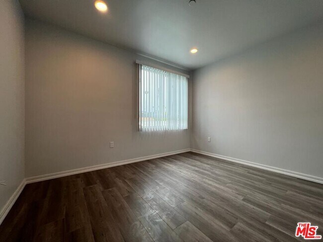 Building Photo - 1529 N Kingsley Dr