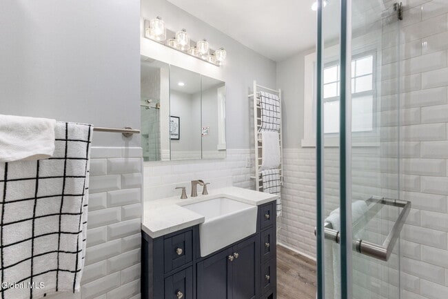 Building Photo - 106 N Pine Ave