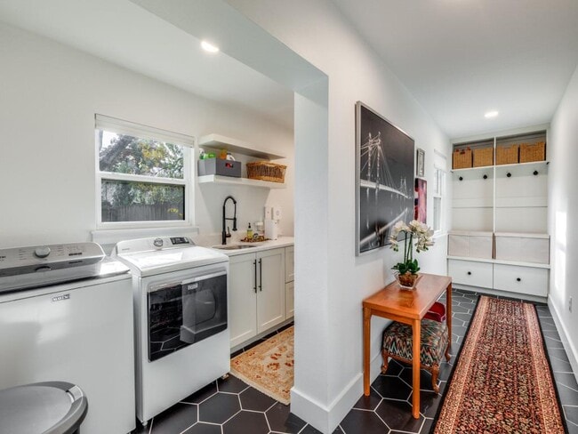 Building Photo - 2209 Fair Oaks Dr