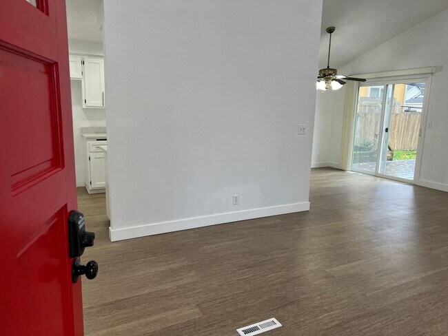 Building Photo - Beautiful 3 bedroom 2 bath house in Eugene!  $500 OFF YOUR FIRST MONTH'S RENT!