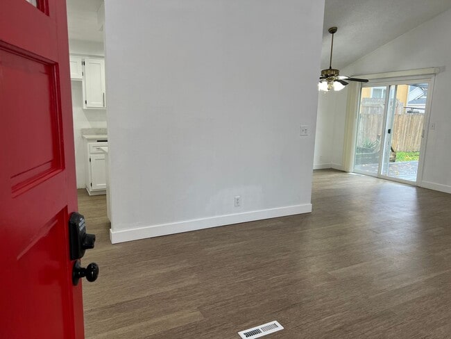 Building Photo - Beautiful 3 bedroom 2 bath house in Eugene!