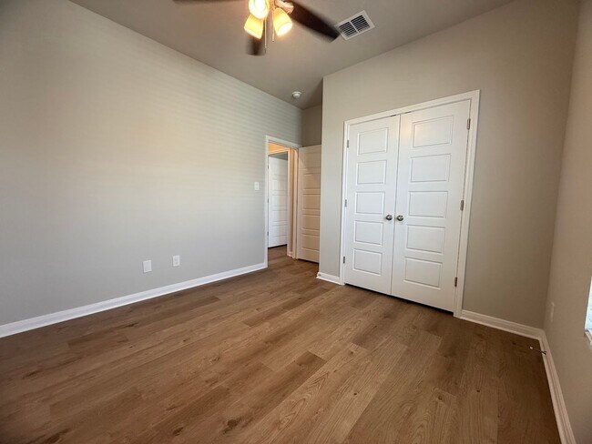 Building Photo - Washer/Dryer Included in the Premiere Luxu...