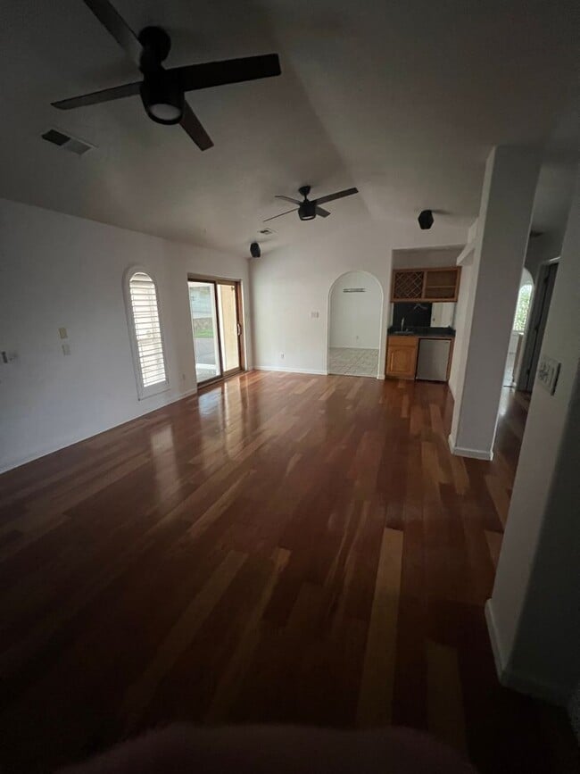 Building Photo - Executive Rental