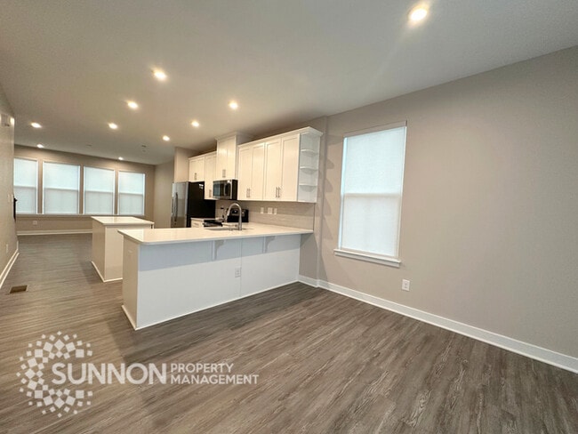 Building Photo - 3BR Townhome with Rooftop Deck in LoSo