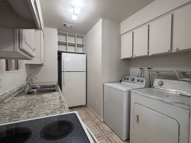 Building Photo - 3 Bedroom Townhouse with a 2 car garage and a middle courtyard area