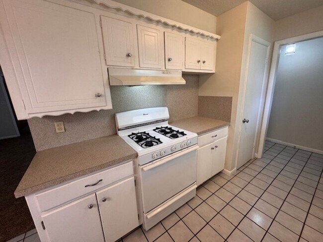 Building Photo - 3 bed 2 bath in a great neighborhood in Norman, Refreshed and ready for move in, 200 0ff by May 1st!