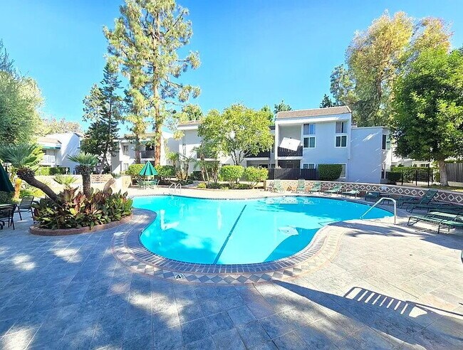 Building Photo - "Charming 2-Bed, 2-Bath Gem in Tarzana - Cozy 830 Sq Ft Retreat!"