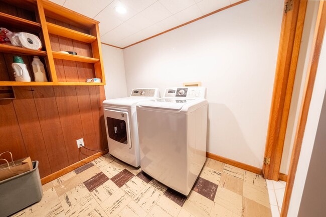 Building Photo - 6 Month Lease: 2 BED / 2.5 BATH HOUSE CLOS...