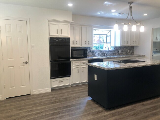 Building Photo - 135 Lakeside Dr