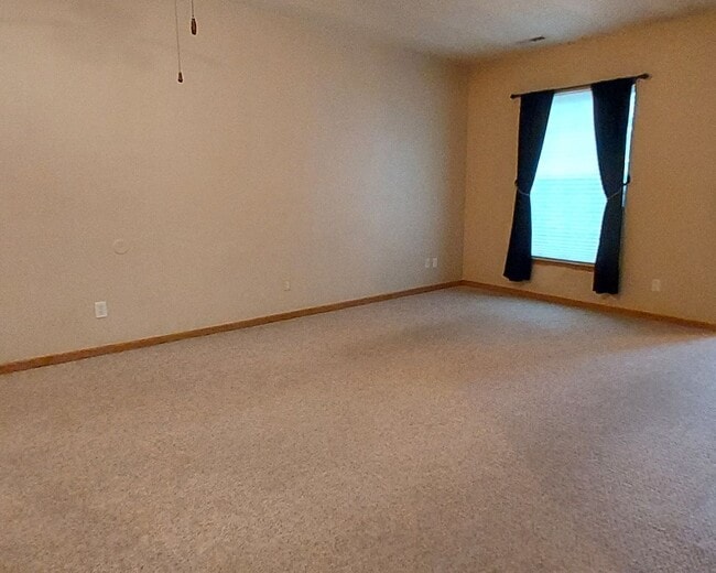 Building Photo - Nice 3 Bedroom 1.5 Bathroom Townhome in Hu...