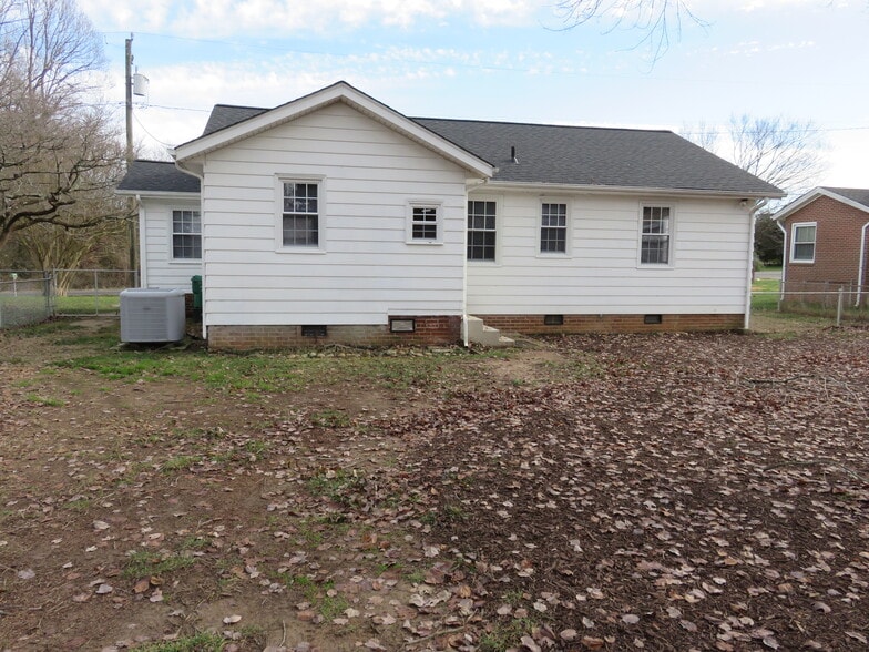 Building Photo - 5906 New Osborne Tpke