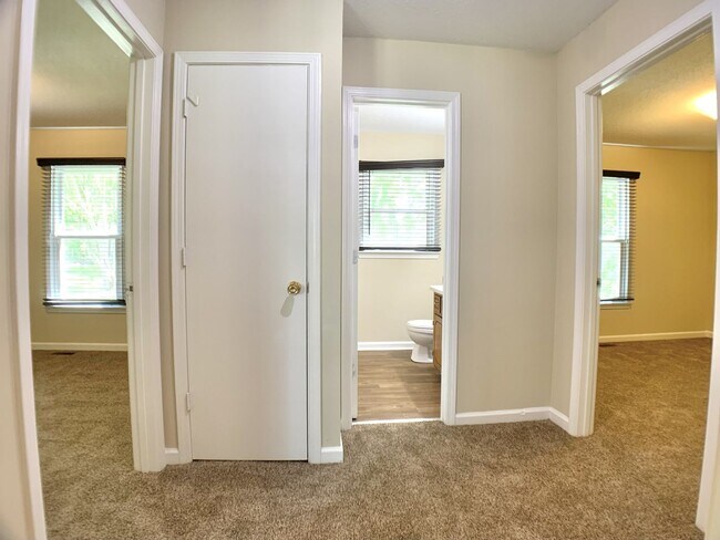 Building Photo - 236 Moncrest Dr