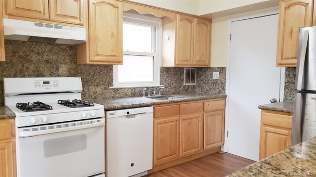 Building Photo - 15-39-39 208th St